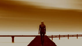 Les visages du monde, explication de l'info-scénario dans le billet illustration rubrique photo Personne sur pont avec bifurquation, une étendue d'eau à l'horizon