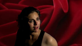 Hyène Nietzschéenne, billets vidéos sur Nietzsche, inspiré de, déclinaison d'ainsi parlait Zarathoustra etc. illustration rubrique Hyène Nietzschéenne, avec photo Personne dans le Tango Nietzschéen, avec drap rouge en fond