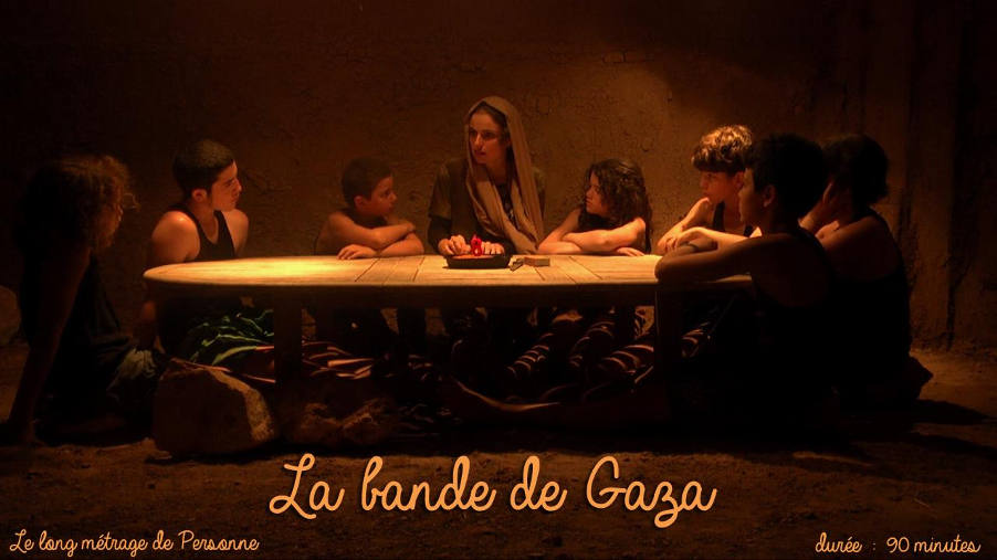 affiche-film-long-métrage-Personne-La-bande-de-Gaza-photographie-femme-enfants-table-basse-terre-petite.jpg