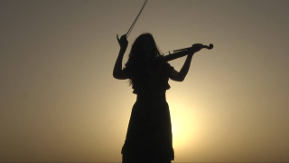 Ciné-Personne. Rubrique où l'on analyse un film, une scène, un court-métrage, une vidéo comme un véritable évènement politique, artistique, philosophie... photo pour illustrer, Personne jouant du violon en ombre chinoise, à contre jour, devant le soleil